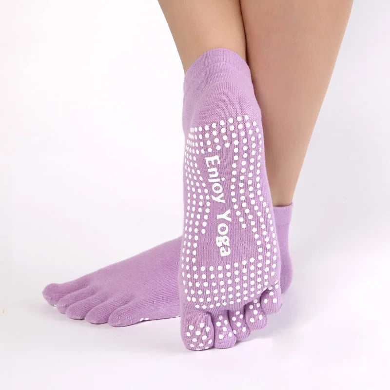 Calcetines deportivos coloridos para mujer, ideales para yoga, fitness y pilates. Calcetines de algodón con diseño de arcoíris, antideslizantes y transpirables. Color morado.